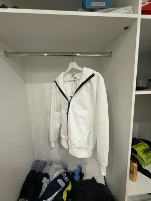 Vit hoodie från C.P. Company - Säljer en helt ny hoodie från C.P. Company oanvänd, storlek M, passar S. Fraktar snabbt inom 24h efter köp. Skriv gärna vid fler frågor eller bilder.