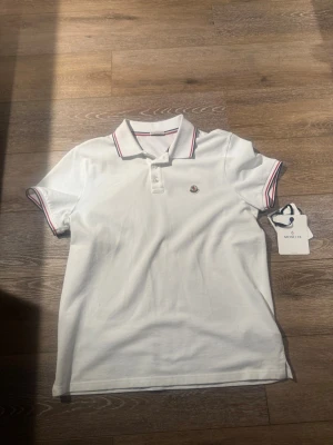 Moncler piké - Säljer nu min moncler piké som bara e använd en gång då den inte passar mig så den är som nyskick 