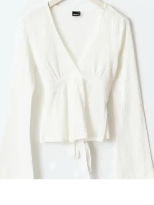 Vit omlottopp med v-ringning - Använd fåtal gånger 