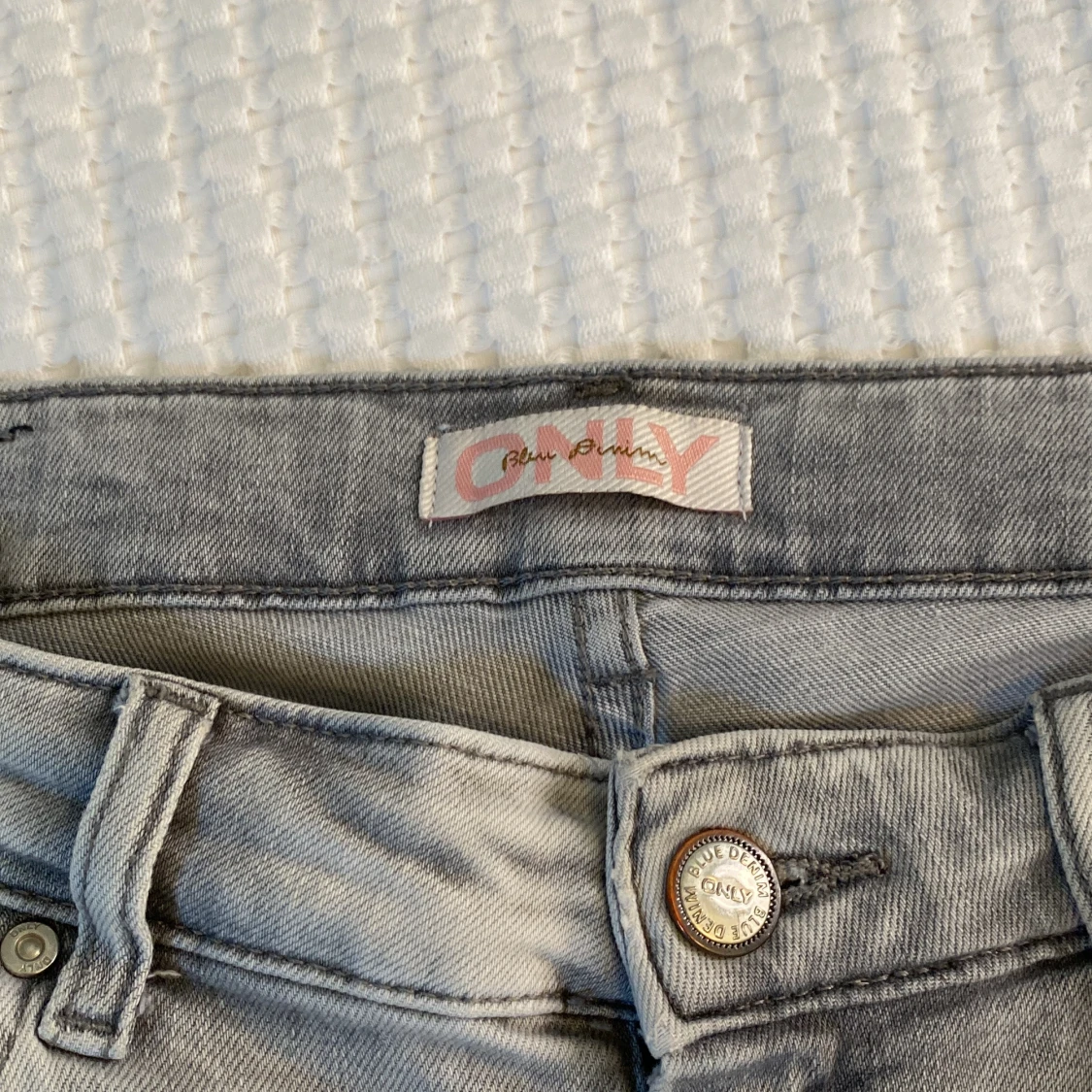 Ljusgrå bootcut jeans från Only - 4