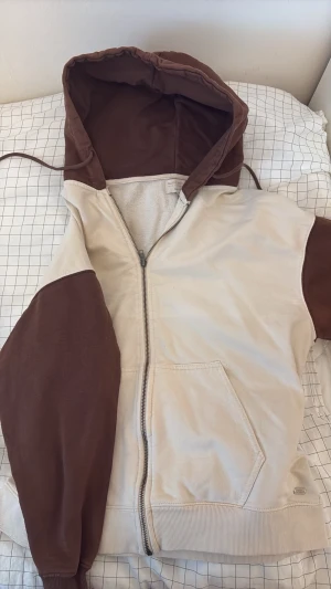 Vit/beige och brun zipup  - Fin zipup i mycket bra skick, inga defekter, pris kan diskuteras