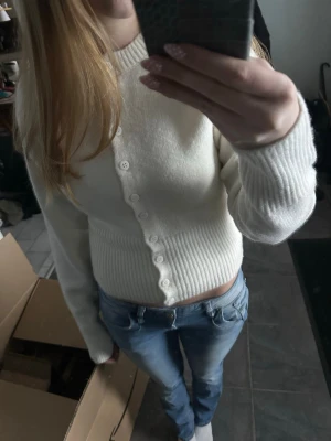 Stickad kofta - En helt ny stickad kofta från bikbok med prislapp kvar