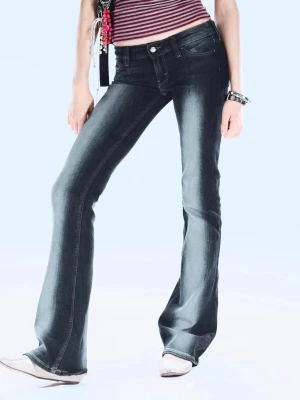 Weekday kvarg-jeans - Säljer mina kvarg jeans från Weekday pågrund av att jag knappt använder de. Jeansen är knappt använda och är därför i mycket bra skick. Finns lite slitage längst ner på byxorna eftersom de är så långa. Skriv privat för fler bilder på hur de sitter på osv. 💕