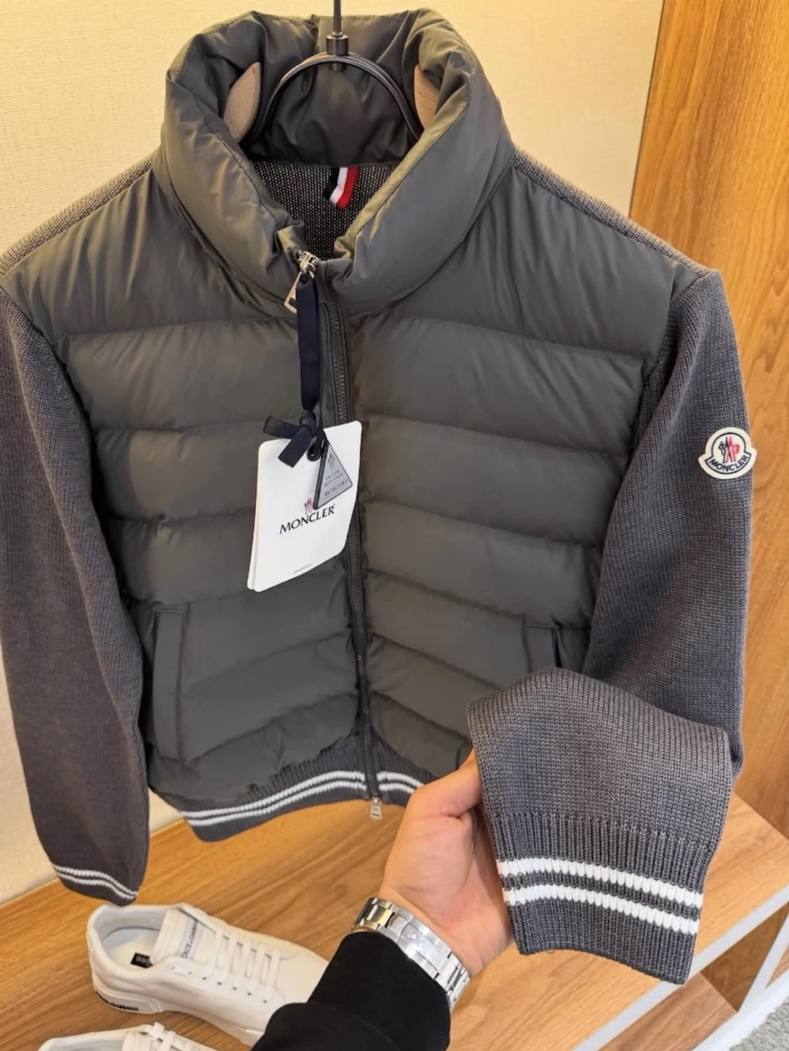 Moncler grå dunväst med stickade ärmar - 1