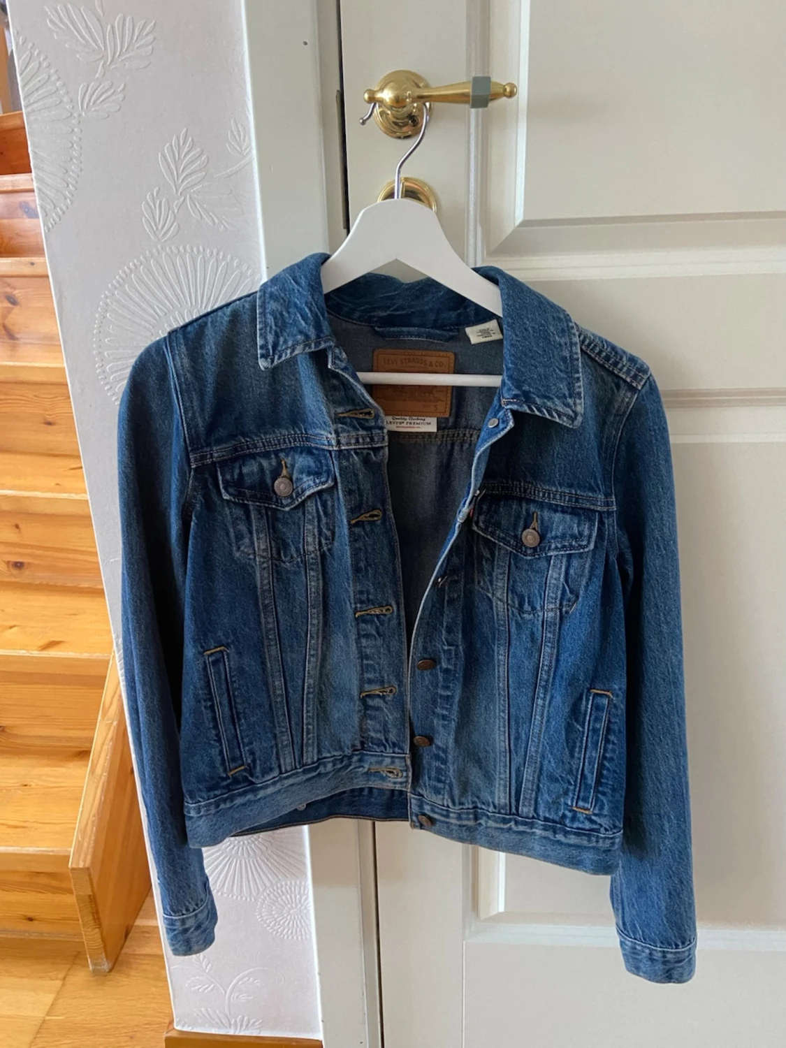 Blå klassisk jeansjacka Gina Tricot