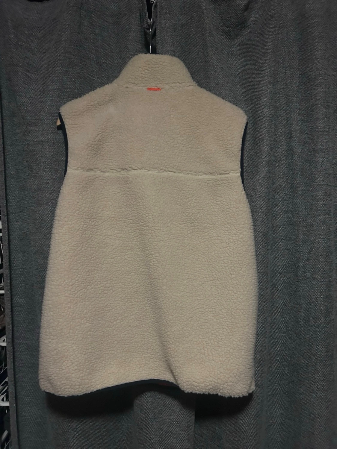 Beige fleeceväst från Superdry  - 1