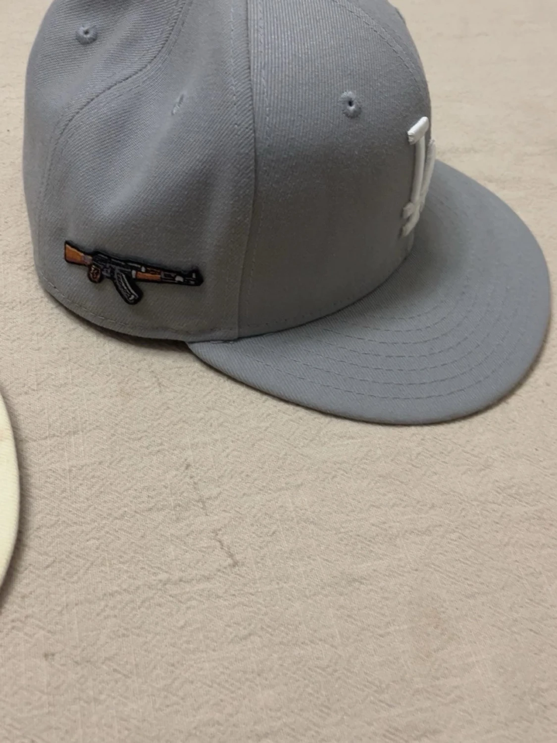 Grå keps med broderad AK47-detalj - 4