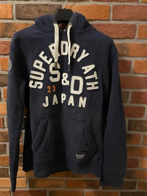 Superdry hoodie - Mörk blå superdry hoodie | Bra skick 👏 | Storlek medium | Vid frågor bara att hör av sig ✍️ | Frakt inom 48h 📦