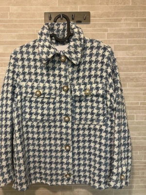 Rutig overshirt från Zara XS - Snygg cardiganjacka i blåvitt hundtandsmönster med pärlknappar och två bröstfickor. Jackan har klassisk krage och är gjord i ett tjockare, strukturerat tweedmaterial som ger en lyxig känsla. Perfekt för dig som vill ha en trendig och elegant look.