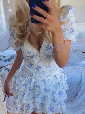 Vit blommig klänning  - Vit blommig klänning, köpte på plick och finns ingen lapp men förra säljaren sa att den var från zara!💕 Säljer då den va lite kort på mig. Lägg gärna prisförslag💕