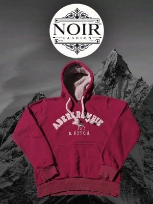 Vinröd hoodie från Abercrombie & Fitch - Säljer denna sällsynta och mycket eftertraktade Abercrombie hoodien | Passar 170-185 | Mycket bra skick | Vid eventuella frågor hör gärna av dig och erbjuder bra pris vid köp av bundle😁✅