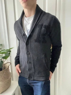 Vintage Jack and Jones cardigan  - Vintage Jack and Jones cardigan som sitter absolut perfekt på modellen som är 180 cm 75 kg och bär storlek S. Inga defekter! Riktigt najs plagg! Kom med frågor 🙌