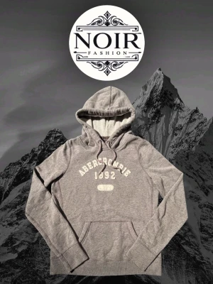 Grå hoodie från Abercrombie - Säljer denna sällsynta och mycket eftertraktade Abercrombie hoodien | Passar 165-175 | Mycket bra skick | Vid eventuella frågor hör gärna av dig och erbjuder bra pris vid köp av bundle😁✅