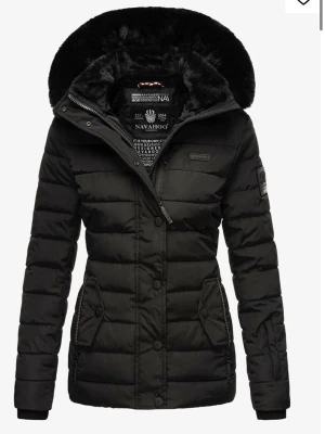 Svart pufferjacka från Navahoo - Ganska ny jacka använder inte ens längre eftersom det är inte min stil men en då snygg.