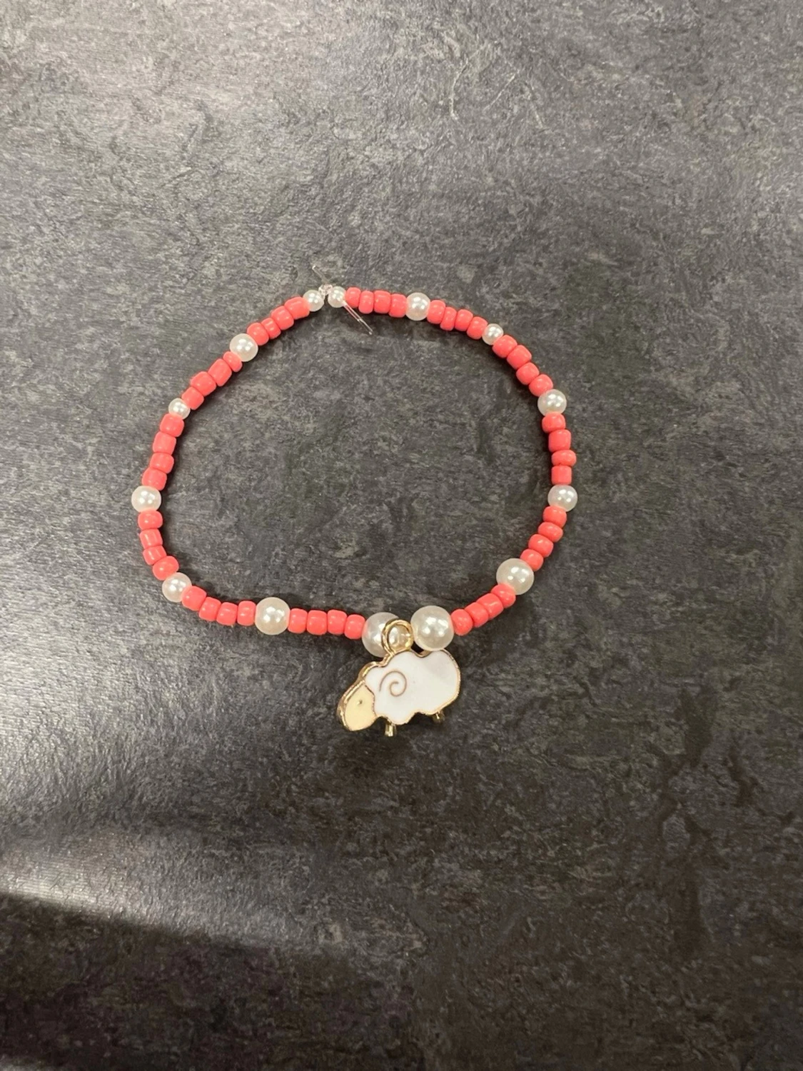 Pärlarmband med  pärlor och charm storlek M 