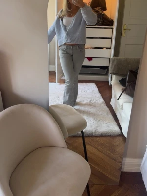 Ljusgrå bootcut jeans - Snygga ljusgrå jeans med bootcut-modell och klassisk femficksdesign. Jeansen har en låg midja och raka ben med lätt utsvängning nertill. Säljer pga inte kommer till användning längre