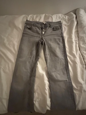 Gråa jeans från Gina Tricot!  - Ett par gråa jeans från Gina. Storlek 158! Skulle säga att de är stora i storleken. Bra skick! 🩷
