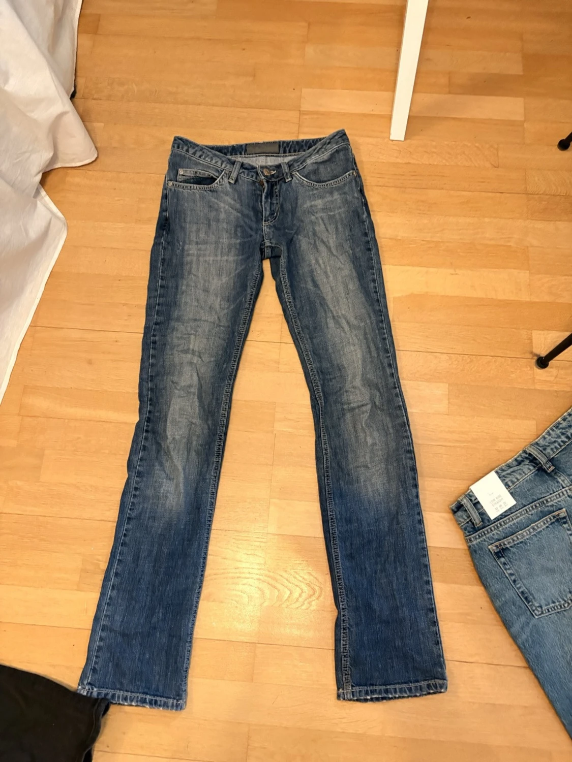 ACNE Blå raka jeans med låg midja