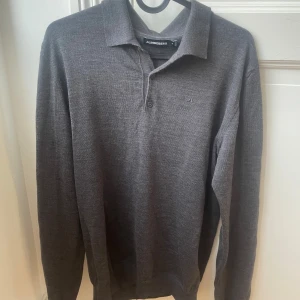 Grå J.Lindeberg cardigan  - Grå J.Lindeberg cardigan köpt för 1199kr. Säljer pga helt enkelt inte min stil. Pris kan alltid diskuteras. 