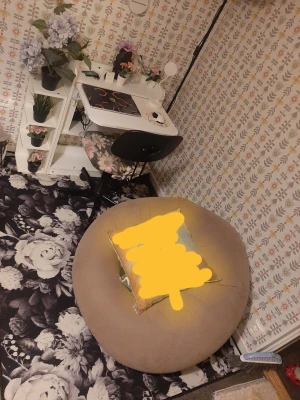 Stor beige sittsäck med kudde - En rund och mjuk sittsäck i beige tyg, perfekt för att chilla i rummet. Medföljer en fyrkantig kudde med blommigt mönster. Sittsäcken har en enkel och modern design som passar in i de flesta inredningsstilar.