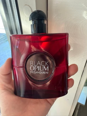 Black opium - Doften varar i upp till 24 timmar. Jag har lådan. Var försiktig då jag inte accepterar returer.