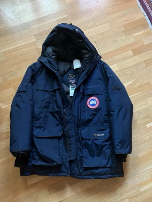 Canada Goose jacka  - Säljer en äkta Canada Goose vinterjacka i bra skick. En klassisk och pålitlig jacka som är gjord för kalla temperaturer och håller värmen mycket bra.  Bra skick, normalt använd utan större slitage!  .