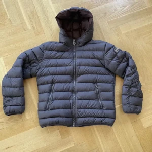Colmar Vinterjacka - Colmar vinterjacka i perfekt skick! Storlek 50 men passar som S/M. Killen på bilden är 183cm!