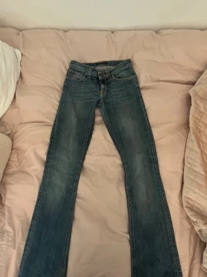 bootcut  Nudie Jeans - Midjemått 31 cm. Innerbenslängden 73 cm. Snygga lågmidjade jeans som inte passar mig längre 💖