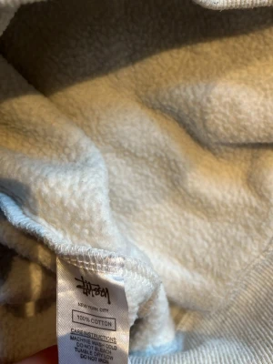 Ljusgrå hoodie  - En stilren ljusgrå hoodie i 100% bomull. Klassisk modell med ribbade muddar och midja. Perfekt för en avslappnad look och enkel att matcha med andra plagg. Mjuk insida för extra komfort.  Fick i julklapp förra året. Använda några gånger endast.