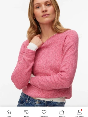 Rosa stickad tröja från Lindex - Mysig rosa stickad tröja från Lindex med rund halsringning och långa ärmar. Tröjan har en mjuk och fluffig känsla, perfekt för lager-på-lager och passar snyggt till jeans. Enkel design utan mönster och ribbstickade muddar vid ärmslut och nederkant.