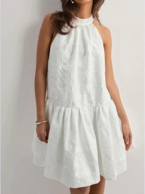 Malina klänning - Helt ny Malina klänning. Säljer denna superfina klänning från Malina med anledning att storleken blev fel, men den är helt ny och har inga defekter utan är endast testad och har lapparna kvar. Klänningen har ett superfint blommigt mönster och passar perfekt till exempelvis student.