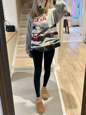 Stickad tröja  - Säljer nu denna OTROLIGT populära men helt slutsålda tröjan från H&M i storlek S. Som jag köpte i vintras. Endast använd en gång. Du är välkommen att komma med prisförslag eller frågor. 