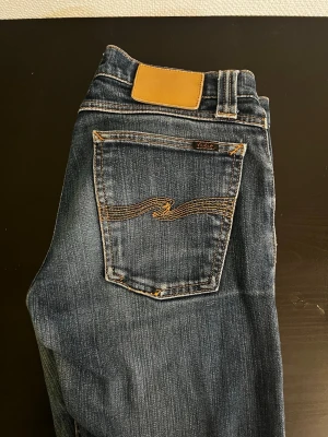 Nudie jeans - Nudie jeans. Midja 33cm, langd 98cm. Obs Storlekslappen saknas men jag skulle uppskatta de till W30 L30.