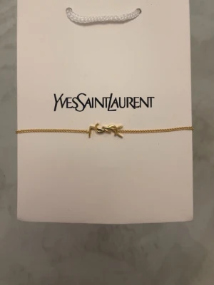 Ysl armband i guld färg  - Ysl armband som var tänkt till min mamma men nu säljs i nyskick eftersom hon inte kunde ha den.