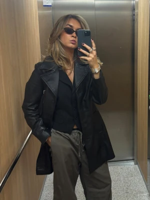 Skinnkappa - Skinnkappa i bra skick. Står att den är i storlek UK 16 = EU 44, men skulle säga att den är mer en storlek 36, alltså mycket mindre i storleken🤍