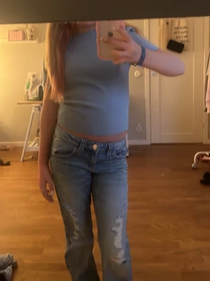 Ljusblå typ stickad t-shirt🩵🥹 - Ljusblå typ stickad t-shirt från Gina Tricot storlek XS vill bra skick. Har knappt använt ha lite puffiga armar men det är inget som man tänker på diskutera gärna priset🤭❤️