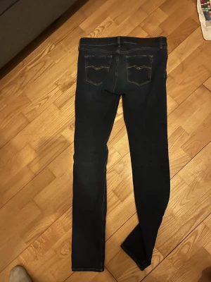Mörkblå Replay jeans - Säljer dessa mörk blåa replay jeansen passar bra till alla tillfällen använder inte då dom är för små 