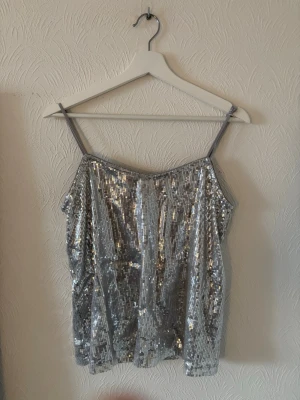 Paljettopp - Paljettopp i strl M som ej kommer till användning längre! Går att justera banden så passar alla storlekar i princip!Tryck gärna på köp nu!💋