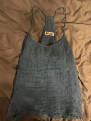 Blue summer top - It’s pretty oversized so if you want it smaller you’ll have to adjust it yourself! #summershirt #summertop #bluetop  #linen #linentop #linenshirt #blueshirt  #summervibes