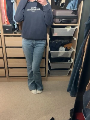 Jeans - Fina bootcut jeans med diamanter på bakfickorna, endast testade. Storlek S