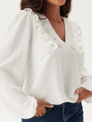 Vit blus med spets och volang - Vacker vit blus från Bubbleroom i storlek M. Har varit använd 1 gång tidigare, inga tecken på användning och är i perfekt skick 💕