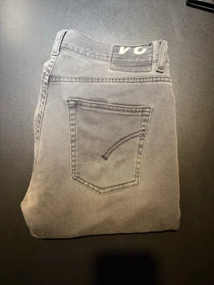 Dondup jeans - Dondup jeans i går färg, säljer för 499 fast nypris är 4000 tusen, snygg grå färg! Skriv om det finns frågor