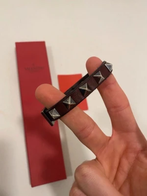 Vinrött valentino armband  - Vinröd Valentino garvanni armband //  Använd men fortfarande i bra skick lite sliten //  Box och kuvert ingår //  Skriv vid minsta fråga eller fundering🤝