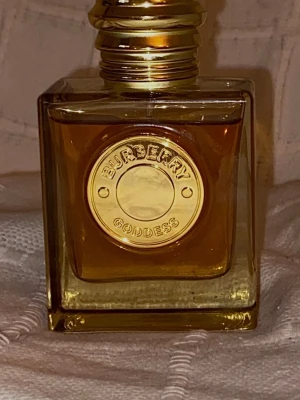 Burberry Goddess intense 50ml - Burberry goddess intense 50ml, förvarats i mörkt och svalt utan skavanker. Ca 95% kvar i den, endast använd några gånger. Är i väldigt bra skick.  Skickas i originalkartong🌸