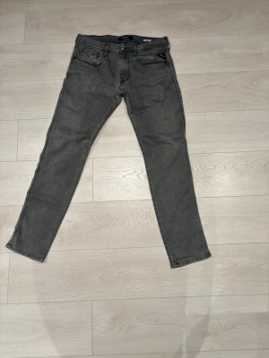 Replay anbass hyperflex - Säljer dessa feta replay jeans i grå färg. Storleken är W33 L32. Bra skick men en liten defekt i skrevet(se bild 4). Bara skriva vid frågor🤗