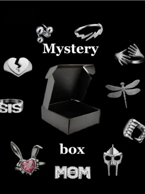 Mystery box silver  - Mystery box fylld med unika guldfärgade ringar i olika former, som hjärta, kanin med rosa sten, drakflyg, vampyrtänder, masker och text som SIS och MOM. Perfekt för dig som gillar att överraska dig själv med snygga accessoarer. (Obs endast 1 Pär box, vid beställning av bundle får man alltid 2 olika!)
