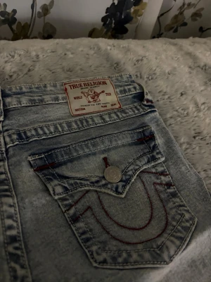 True Religion ljusblå jeans - Säljer helt nya true religion jean. Dom är mid rise men jättesnygga. Har aldrig använt dom och är helt nya.
