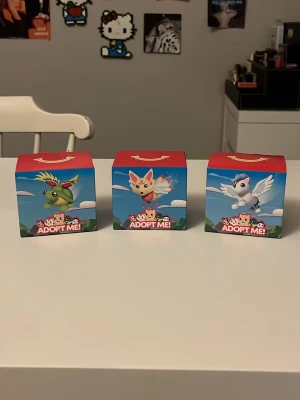 Adopt Me! samlarfigurer i box - Tre färgglada samlarfigurer från McDonalds happy meal tillsammans med Adopt Me! i originalförpackning. Boxarna är blå och röda med motiv av olika fantasidjur med vingar. Perfekt för dig som gillar leksaker eller samlarprylar från populära spel. Säljer endast av skäl att jag har dubbletter av dessa tre. Helt oöppnade förutom när jag tog bilderna. Knappen på ryggen gör så att vingarna åker upp. Klistermärken och allting som visas medföljer! 20kr styck, 2 för 30kr eller alla för 40kr :)