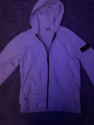 Stone Island kofta - Tja säljer denna stone Island kofta eftersom den börjat bli för liten, nypris 1399 mitt pris 799 skriv om ni har några frågor