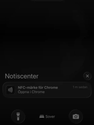 Svart pufferjacka från Moncler - Snygg svart pufferjacka från Moncler med quiltad front och huva. Jackan har dragkedja framtill, två fickor och en extra ficka med dragkedja på ärmen. Ärmarna är i ett mjukare material som kontrasterar mot den glansiga pufferdelen.